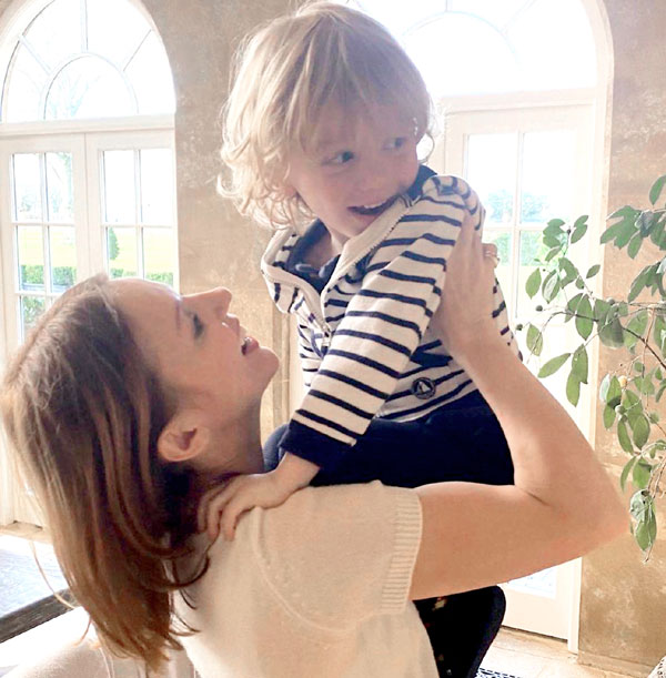 Счастливая мама балует Монти изо всех сил