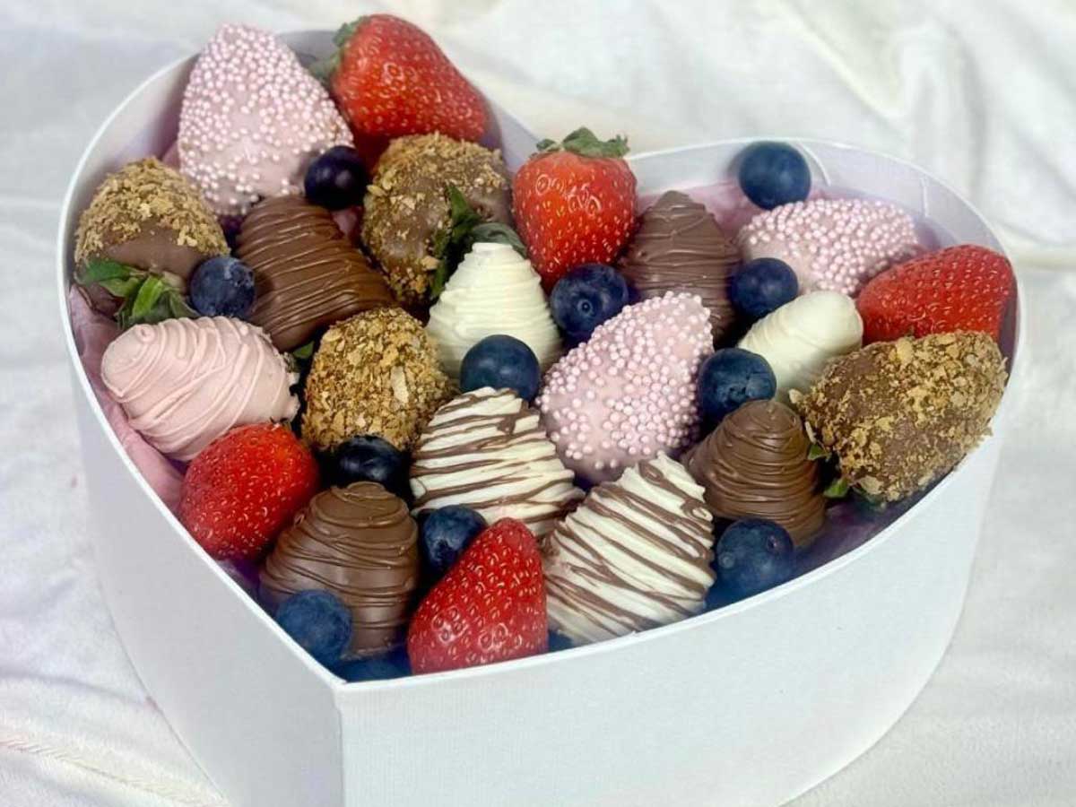 Какие подарки можно подарить вместо или вместе с букетом цветов