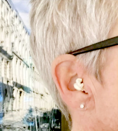 Вместо рта попкорн оказался в ухе