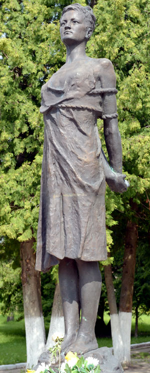 Памятник партизанке стоит в деревне Петрищево, где она погибла