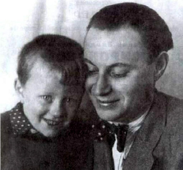 Менакер с Андрюшей. 1945 год.