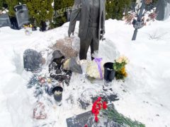 Могила Влада Галкина в цветах в 11-ю годовщину смерти