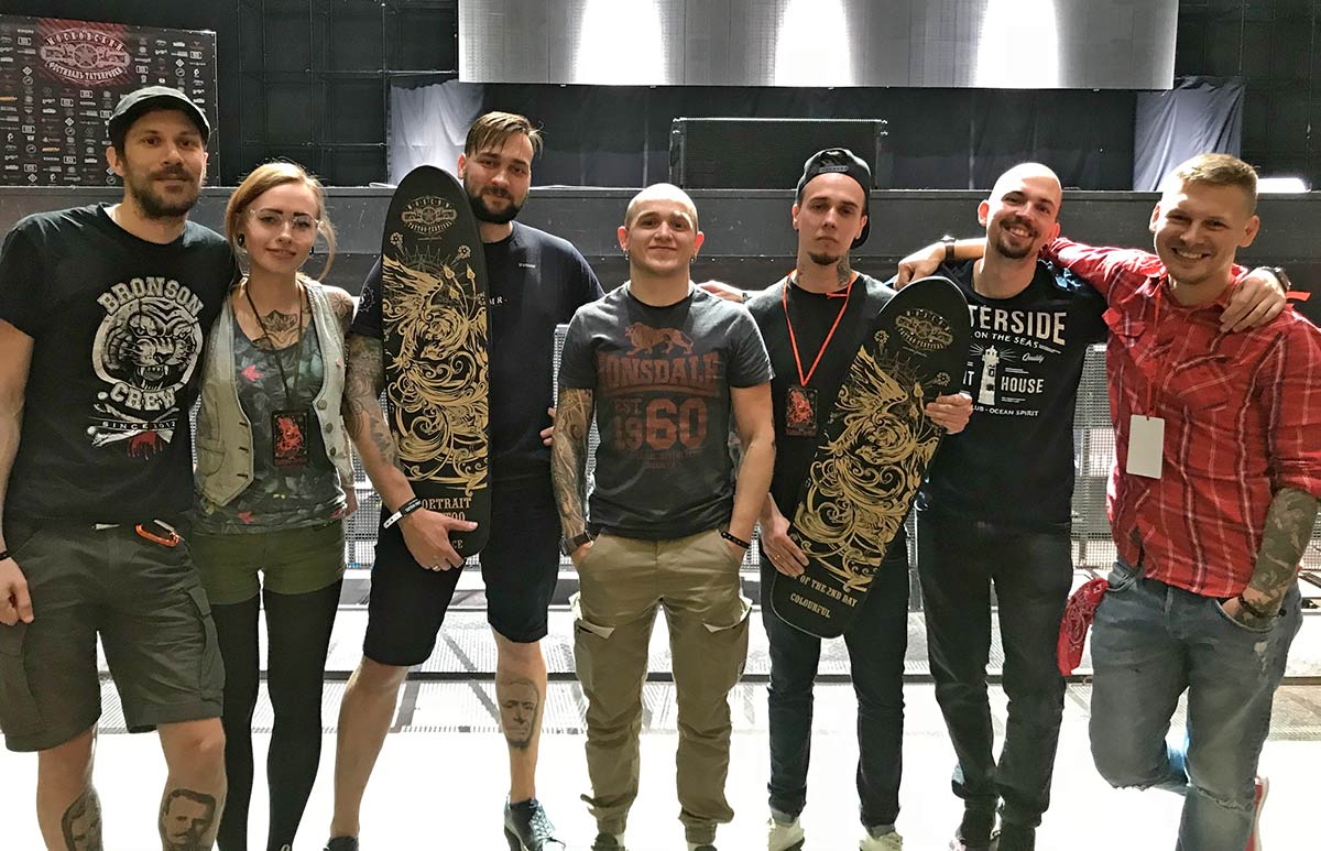 Неонацист Андрей «Дед» Дедов (в центре) с сотрудниками своего тату-салона «Студия 18»