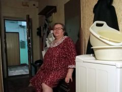 Пенсионерка живет одна в опустошенном доме, который обчищают мародеры. Фото Сергея Корнеева