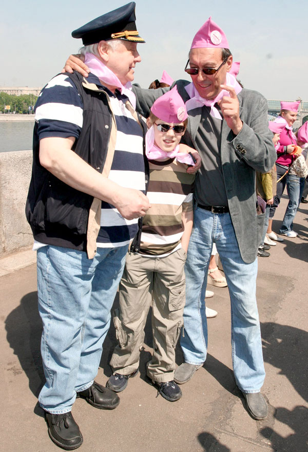 Паша Табаков, гуляя с отцом и его другом Олегом Янковским, наслушался немало пикантных историй (фото 2007 г.)