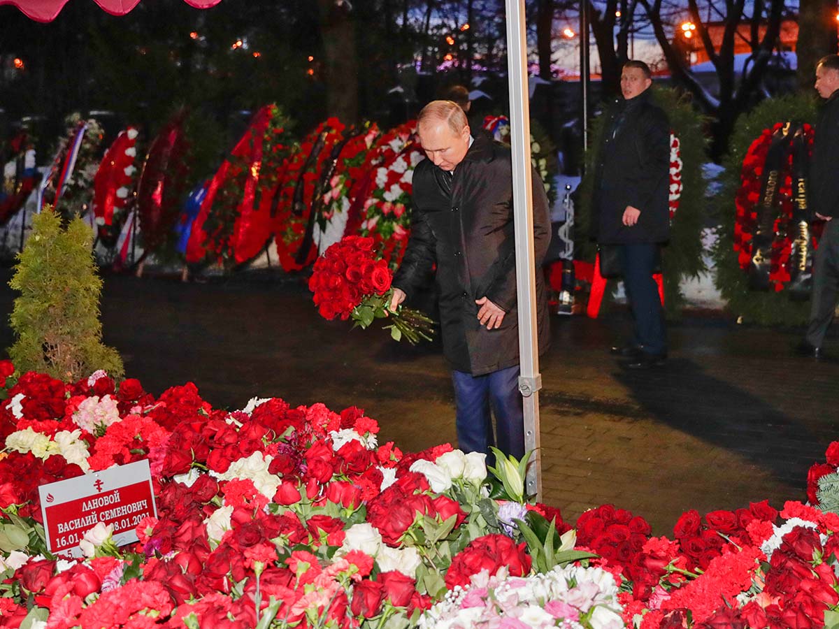 Путин посетил похороны Ланового