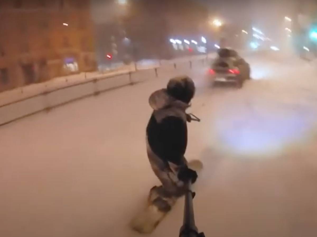 Сноубордист покатался по дорогам Москвы