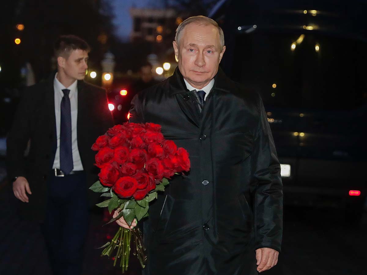Владимир Путин на могиле Василия Ланового