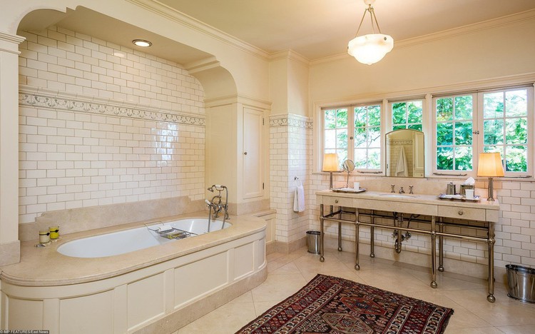 В доме Джоли 10 ванных комнат и шесть спален