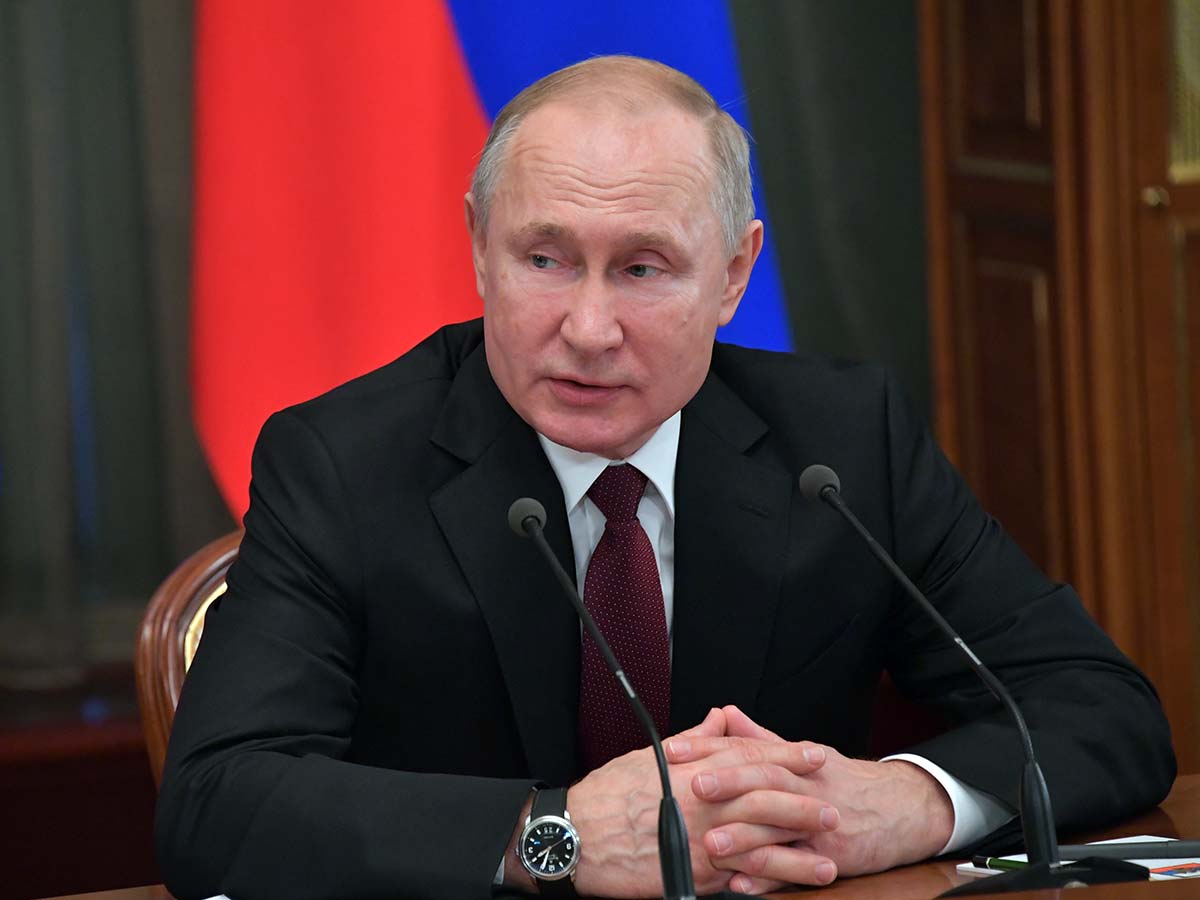 Путин потребовал дать работу россиянам вместо мигрантов