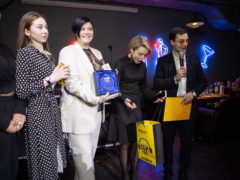 ВО ВРЕМЯ ПРЕМИИ SHOW Машина AWARDS