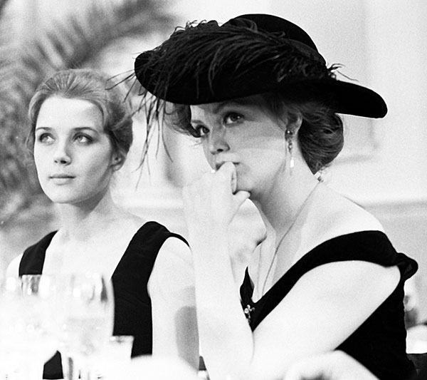 В экранизации романа Алексея Толстого Ирина и будущая жена «Песняра» Мулявина - актриса Светлана Пенкина - сыграли сестер Булавиных