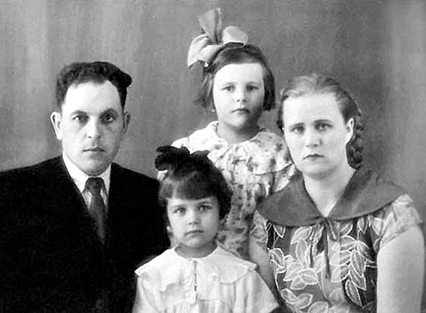 Маленькие Таня и Ира с родителями - Иваном Кузьмичом и Ксенией Архиповной