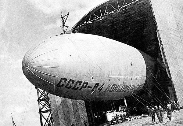 Дирижабль СССР В-4 должен был лететь на помощь челюскинцам, но его опередил самолет (1930 год)