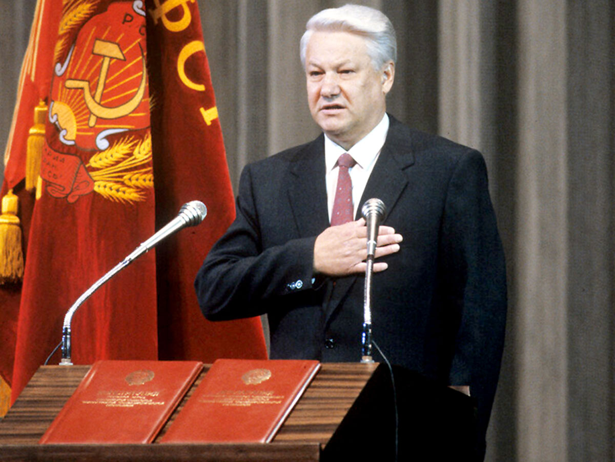 Борис Ельцин принес на советской Конституции присягу, которую нарушил уже через несколько месяцев