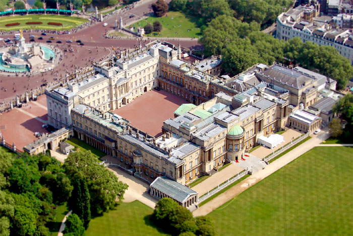 В Букингемском дворце, главной резиденции монарха, насчитывается 775 комнат