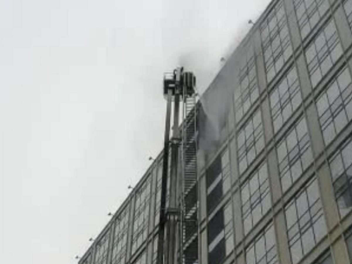 Пожар в Москве пытаются ликвидировать