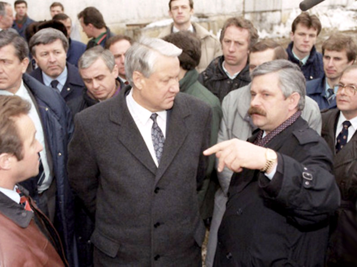 Руцкой оказался тем самым козырем, который спецслужбы вынули из рукава, чтобы сыграть им за Ельцина