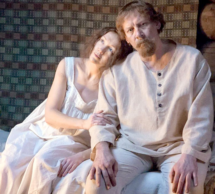 Герои Дарьи Мороз (играет свою тезку) и Виктора Ракова (Шапошников) после гибели общего ребенка начинают заниматься революционной деятельностью