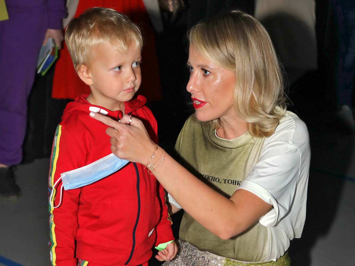 "Заботливая мать": Ксения Собчак привела 4-летнего сына Платона на открытие "Союзмультпарка"