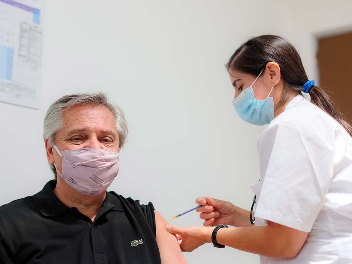 Привитый «Спутником» президент Аргентины заболел коронавирусом