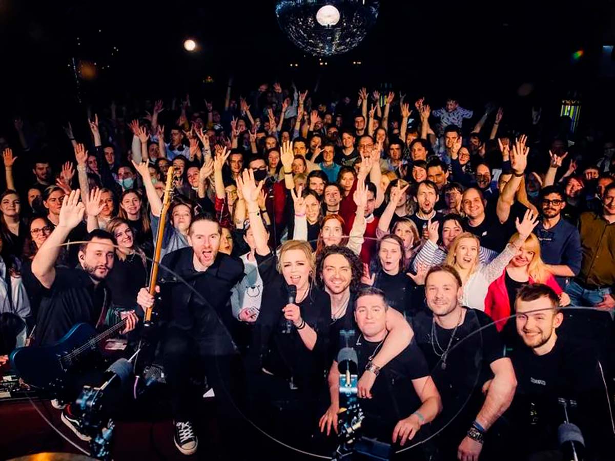 Концерт группы «Вельвет» закончился автографом на ягодице одной из поклонниц