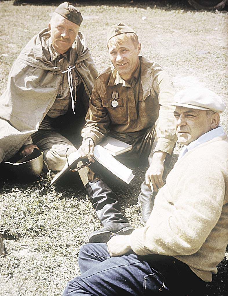 Шукшин на своих последних съемках у Сергея БОНДАРЧУКА. Рядом - друг НИКОНЕНКО