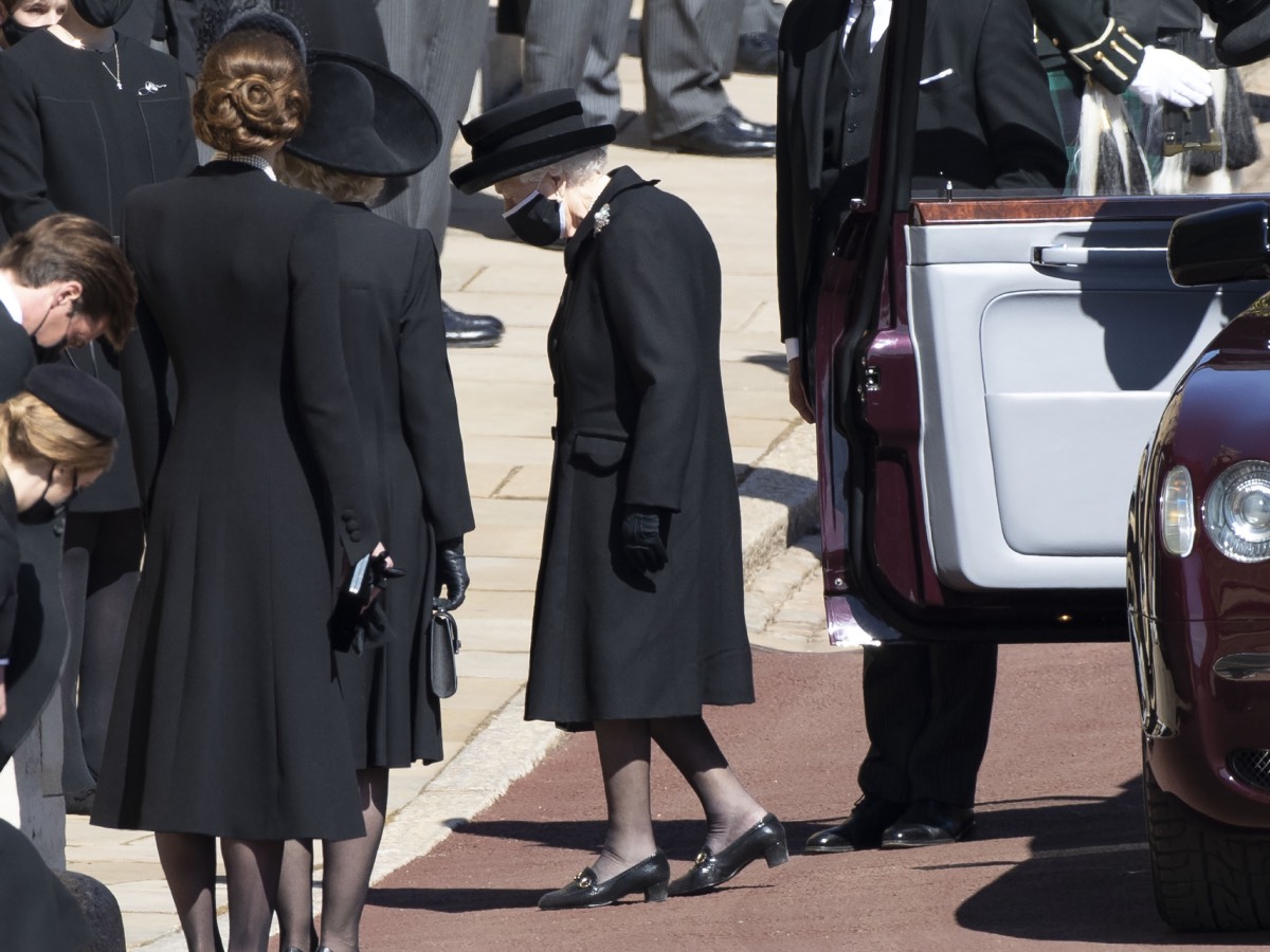 Королева Елизавета II во время похорон супруга