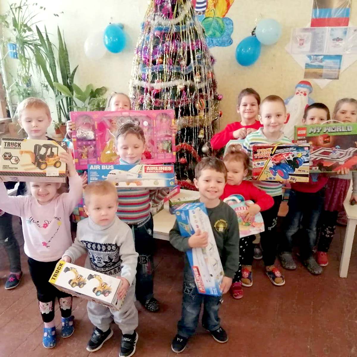 Волонтеры привезли новогодние подарки в донецкий детский дом № 1