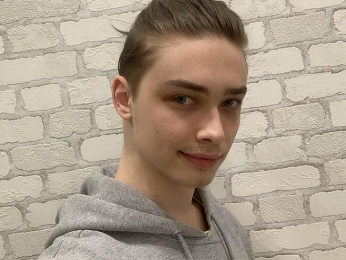 Сын Тарзана и Королевой выступает на шесте вместе с невестой