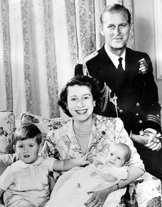 Елизавета II и принц Филипп с детьми