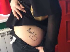 автограф на ягодице одной из поклонниц