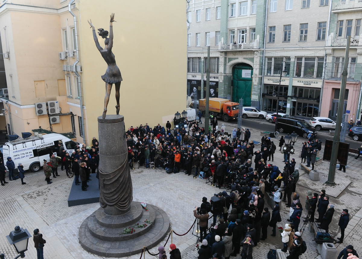 Где похоронен плисецкая. Памятник Майе Плисецкой в Москве. Памятник Плисецкой в Москве на большой Дмитровке. Памятник Майи поясецкой на Дмитровке в Москве. Скульптура Майи Плисецкой в Москве.