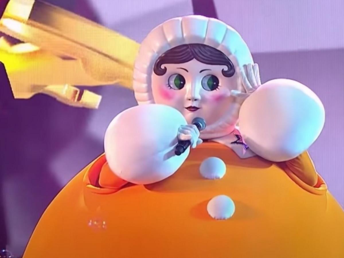 Стас Пьеха в костюме Неваляшки