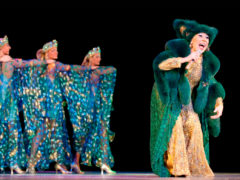 В образе Надежды Кадышевой.