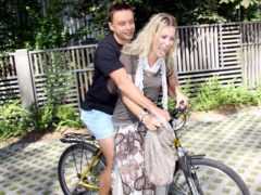 Ксения Собчак обожает, когда ее возят мужчины. Хотя бы Алексей Серов из «Дискотеки «Авария». Фото Ларисы Кудрявцевой