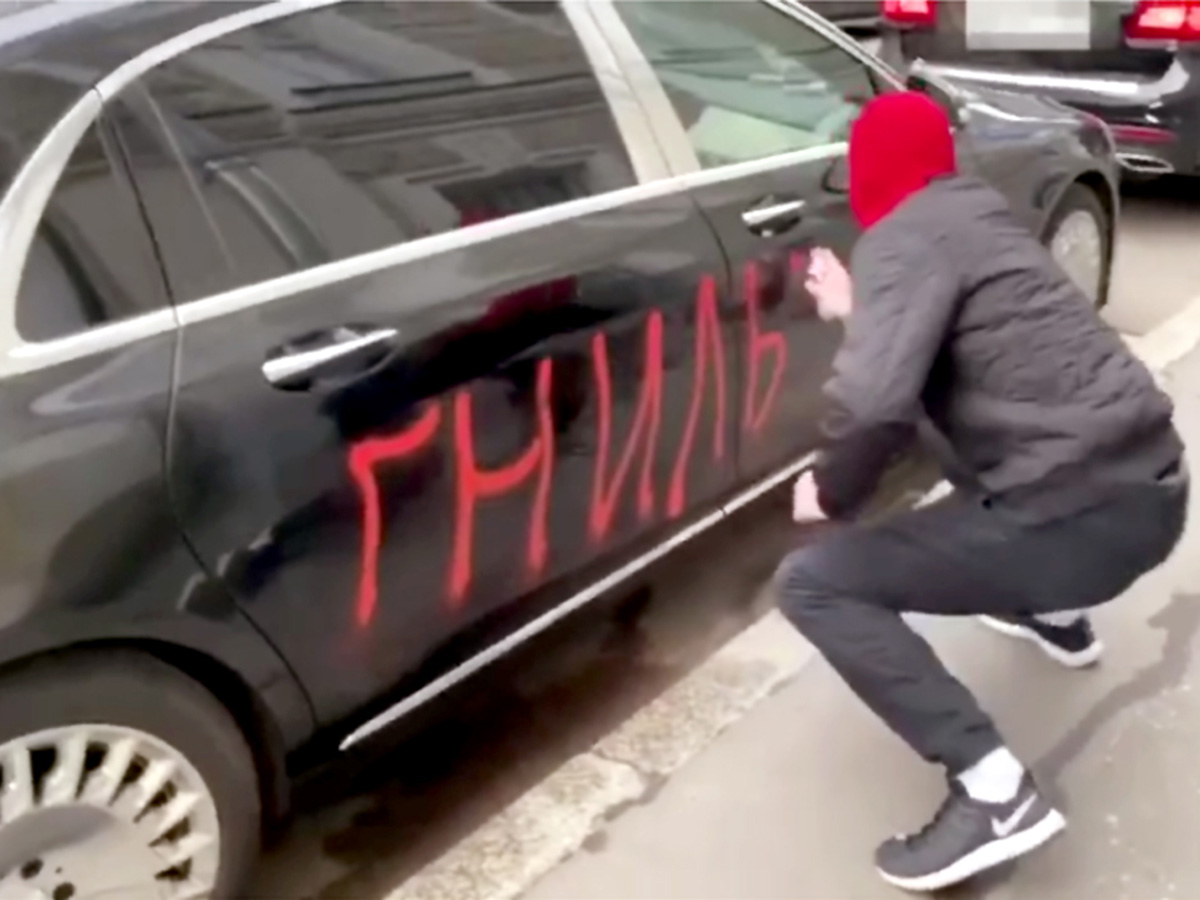 Лимузин рыбного короля из КПРФ украсили надписью «гниль»