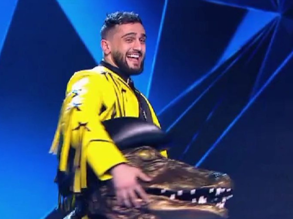 Крокодилом оказался 25-летний азербайджанский певец Джони