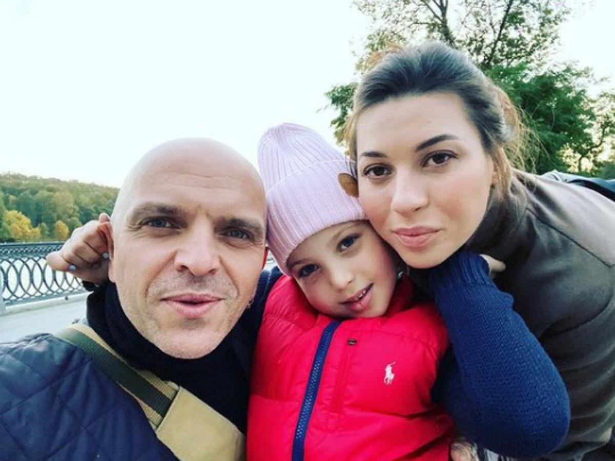 Александр Шоуа с женой и дочкой