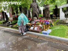 Поклонница у могилы Хворостовского. Фото: «Экспресс газета»