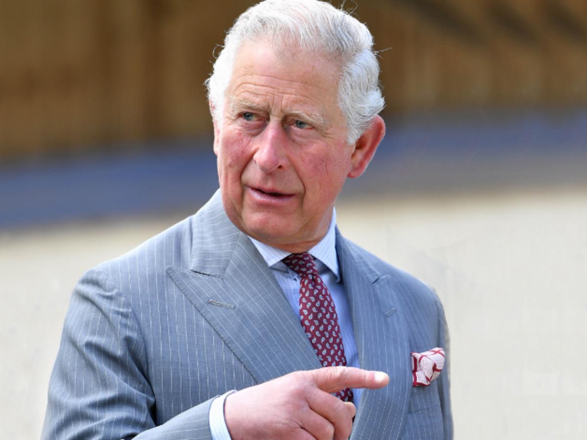 Пальцы принца Чарльза напоминают сосиски