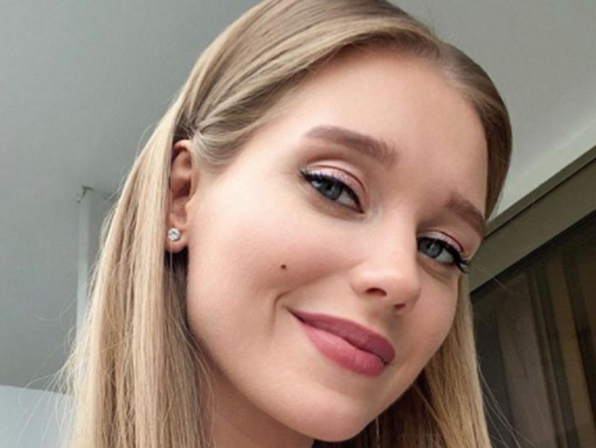 Асмус показала третий подбородок и складки на животе