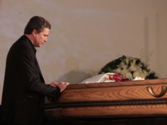 Сергей Маховиков у гроба Вадима Алисова