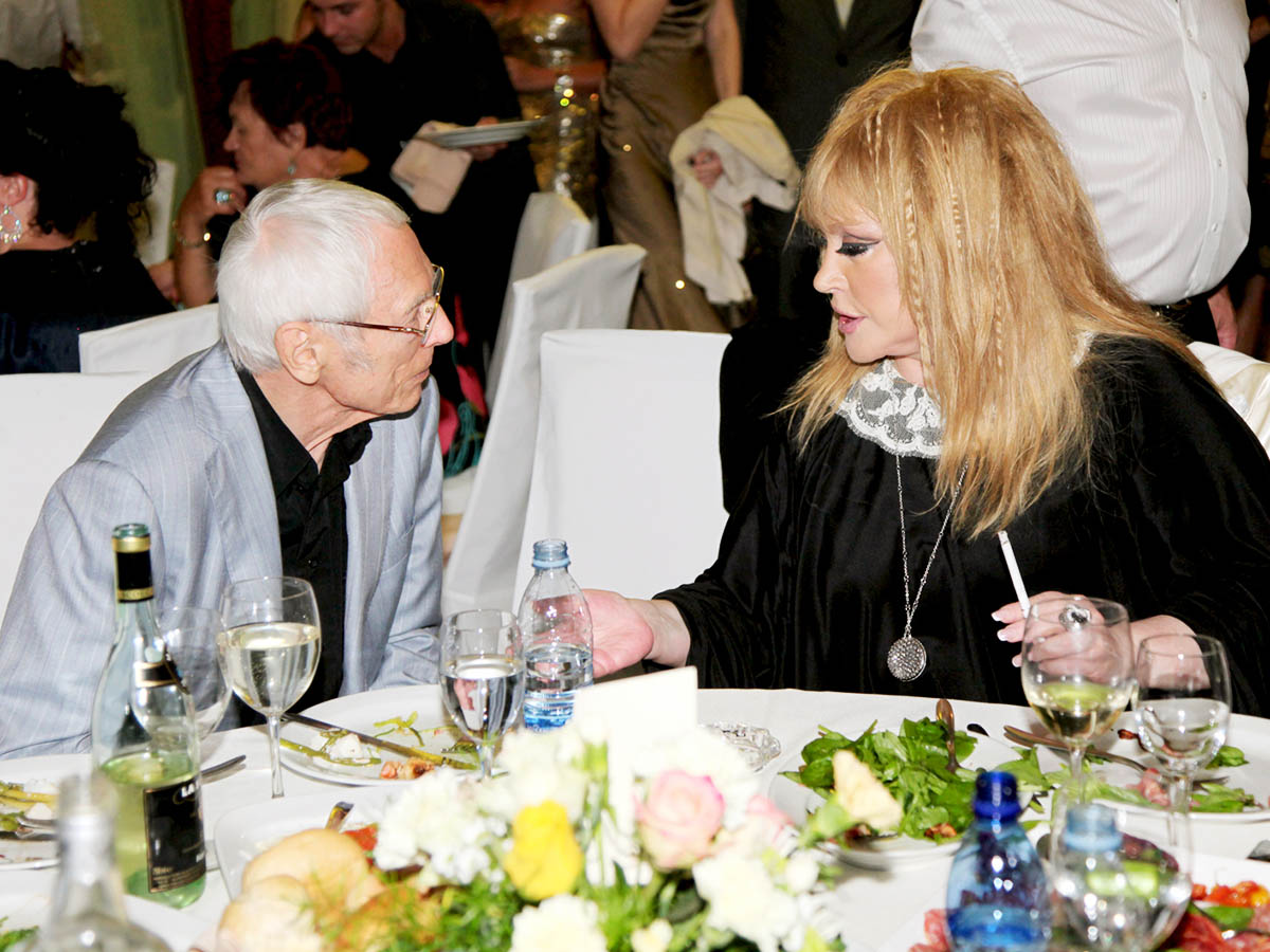 Довел женщину до слез и жал не те кнопки: 96-летний Александр Зацепин ударил в лицом грязь на съемках шоу НТВ