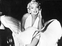 Знаменитую сцену в фильме «Зуд седьмого года», когда поток воздуха вздымает юбку Монро, снимали ночью 15 сентября 1954 года. На улице собралось 500 зевак!  Фото globallookpress.com