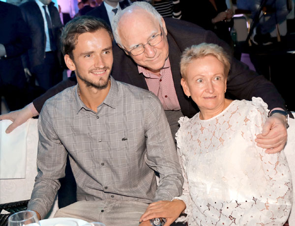 Баринов с крестником - знаменитым теннисистом Даниилом Медведевым и его мамой Олей