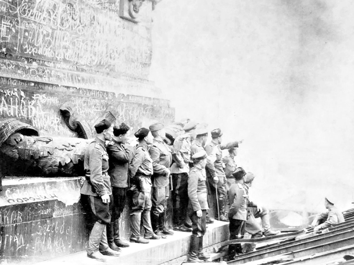 В мае 1945-го бойцы Башкавдивизии поднялись на крышу рейхстага, солдат Анвар Нуртдинов вывел на стене русскими буквами свое имя, название родной республики и деревни