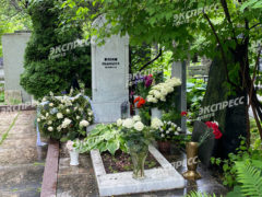 Могила Олега Ефремова на Новодевичьем кладбище. Фото: «Экспресс газета»