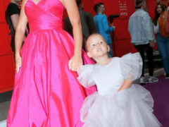 Нюша вышла на красную дорожку не с мужем Игорем, а с их маленькой дочерью Симбой, которой в ноябре исполнилось два года. Фото Бориса Кудрявова