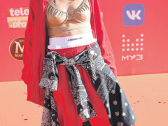 Рекордсменка этого года по числу номинаций, певица Юлия Зиверт, которая претендовала на шесть тарелок, ушла с одной — стала «Лучшей исполнительницей». Фото Бориса Кудрявова